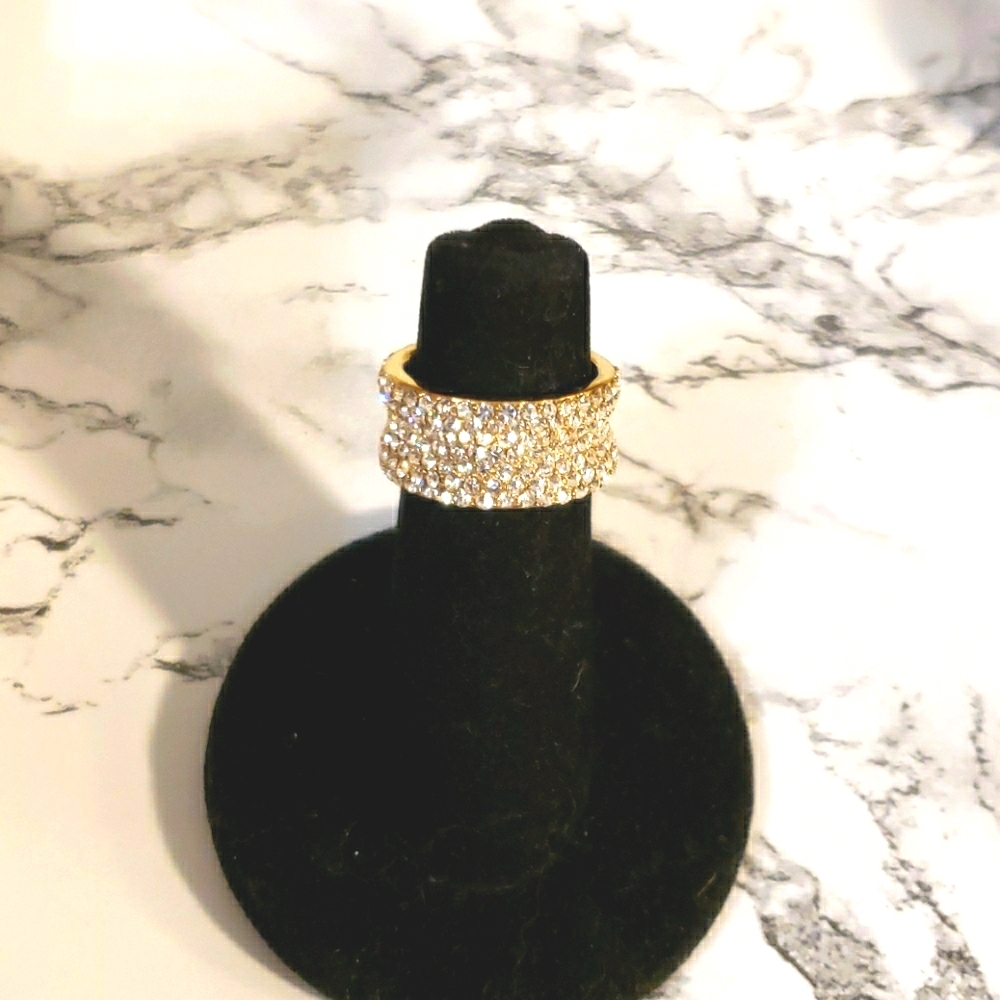 Gorgeous pave band ring with cz all around. New! Sz 5.5 - Picture 1 of 4